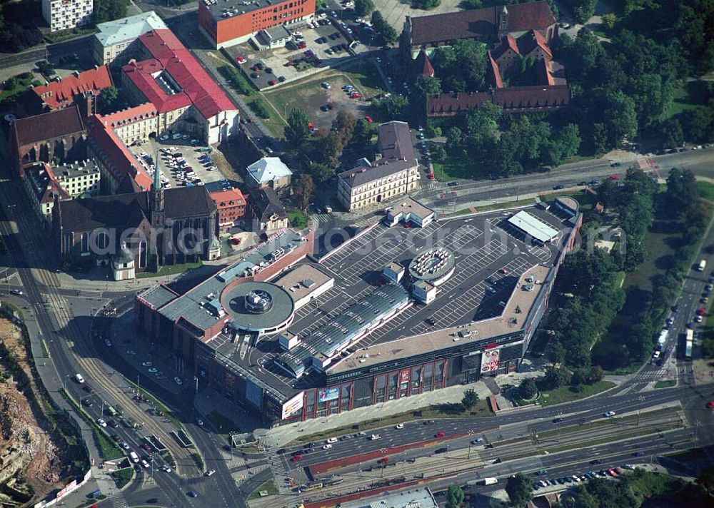 Aerial image Wroclaw (Polen) - Blick auf die Galeria Dominikañska in Wroclaw, einem Shoppingcenter der ECE Projektmanagement G.m.b.H. & Co. KG. Das Geschäftshaus im Stadtzentrum wurde am 17. August 2001 eröffnet und beherbergt verschiedende Fachgeschäfte, einen Supermarkt, einen Fachmarkt für Unterhaltungselektronik, Serviceeinrichtungen, Restaurants und Cafés auf 3 Ebenen und ca. 32.500 qm. Galeria Dominikañska, Pl. Dominikanski 3, 50 -159 Wroclaw, Tel.: 0048-71-3449510, Fax: 0048-71-3449529