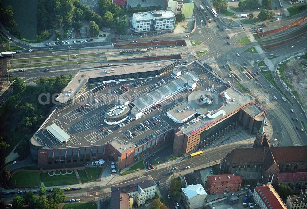 Aerial image Wroclaw (Polen) - Blick auf die Galeria Dominikañska in Wroclaw, einem Shoppingcenter der ECE Projektmanagement G.m.b.H. & Co. KG. Das Geschäftshaus im Stadtzentrum wurde am 17. August 2001 eröffnet und beherbergt verschiedende Fachgeschäfte, einen Supermarkt, einen Fachmarkt für Unterhaltungselektronik, Serviceeinrichtungen, Restaurants und Cafés auf 3 Ebenen und ca. 32.500 qm. Galeria Dominikañska, Pl. Dominikanski 3, 50 -159 Wroclaw, Tel.: 0048-71-3449510, Fax: 0048-71-3449529