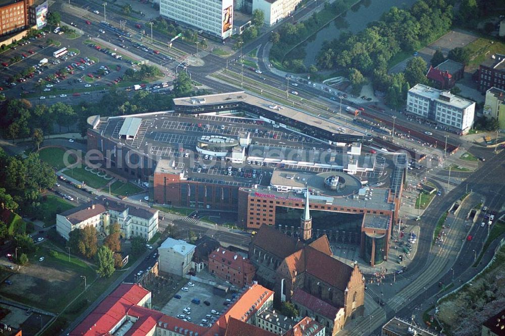 Aerial photograph Wroclaw (Polen) - Blick auf die Galeria Dominikañska in Wroclaw, einem Shoppingcenter der ECE Projektmanagement G.m.b.H. & Co. KG. Das Geschäftshaus im Stadtzentrum wurde am 17. August 2001 eröffnet und beherbergt verschiedende Fachgeschäfte, einen Supermarkt, einen Fachmarkt für Unterhaltungselektronik, Serviceeinrichtungen, Restaurants und Cafés auf 3 Ebenen und ca. 32.500 qm. Galeria Dominikañska, Pl. Dominikanski 3, 50 -159 Wroclaw, Tel.: 0048-71-3449510, Fax: 0048-71-3449529