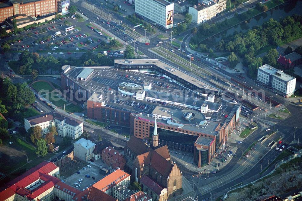 Wroclaw (Polen) from above - Blick auf die Galeria Dominikañska in Wroclaw, einem Shoppingcenter der ECE Projektmanagement G.m.b.H. & Co. KG. Das Geschäftshaus im Stadtzentrum wurde am 17. August 2001 eröffnet und beherbergt verschiedende Fachgeschäfte, einen Supermarkt, einen Fachmarkt für Unterhaltungselektronik, Serviceeinrichtungen, Restaurants und Cafés auf 3 Ebenen und ca. 32.500 qm. Galeria Dominikañska, Pl. Dominikanski 3, 50 -159 Wroclaw, Tel.: 0048-71-3449510, Fax: 0048-71-3449529