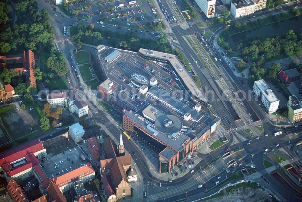 Aerial image Wroclaw (Polen) - Blick auf die Galeria Dominikañska in Wroclaw, einem Shoppingcenter der ECE Projektmanagement G.m.b.H. & Co. KG. Das Geschäftshaus im Stadtzentrum wurde am 17. August 2001 eröffnet und beherbergt verschiedende Fachgeschäfte, einen Supermarkt, einen Fachmarkt für Unterhaltungselektronik, Serviceeinrichtungen, Restaurants und Cafés auf 3 Ebenen und ca. 32.500 qm. Galeria Dominikañska, Pl. Dominikanski 3, 50 -159 Wroclaw, Tel.: 0048-71-3449510, Fax: 0048-71-3449529