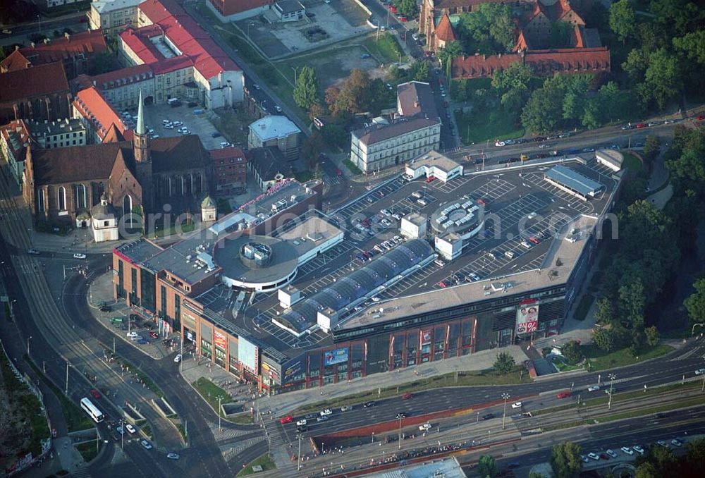 Aerial photograph Wroclaw (Polen) - Blick auf die Galeria Dominikañska in Wroclaw, einem Shoppingcenter der ECE Projektmanagement G.m.b.H. & Co. KG. Das Geschäftshaus im Stadtzentrum wurde am 17. August 2001 eröffnet und beherbergt verschiedende Fachgeschäfte, einen Supermarkt, einen Fachmarkt für Unterhaltungselektronik, Serviceeinrichtungen, Restaurants und Cafés auf 3 Ebenen und ca. 32.500 qm. Galeria Dominikañska, Pl. Dominikanski 3, 50 -159 Wroclaw, Tel.: 0048-71-3449510, Fax: 0048-71-3449529