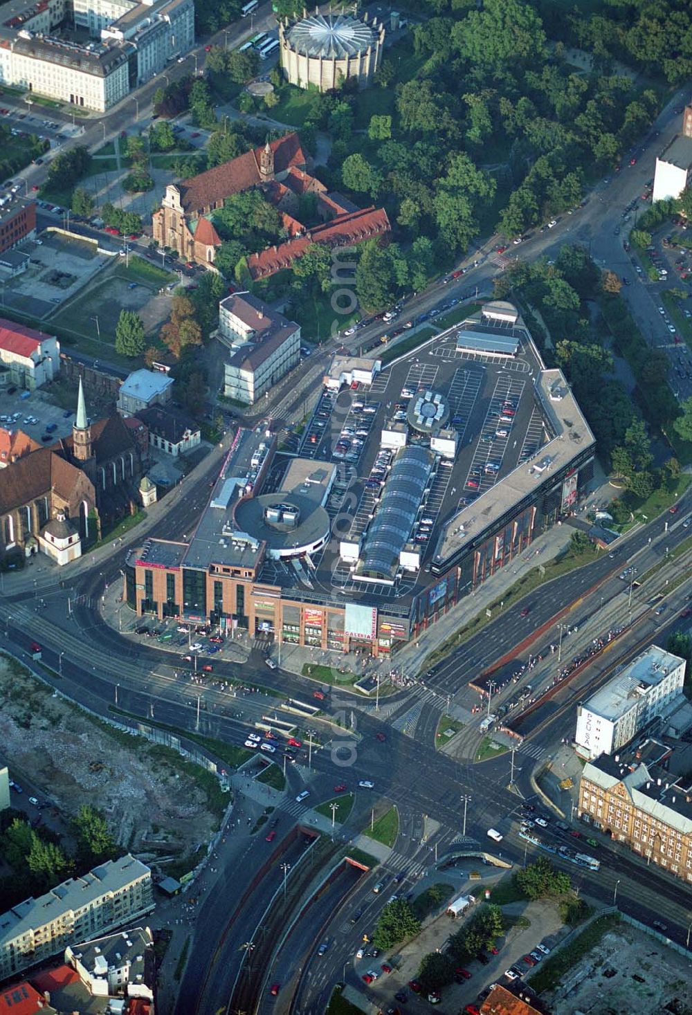 Wroclaw (Polen) from above - Blick auf die Galeria Dominikañska in Wroclaw, einem Shoppingcenter der ECE Projektmanagement G.m.b.H. & Co. KG. Das Geschäftshaus im Stadtzentrum wurde am 17. August 2001 eröffnet und beherbergt verschiedende Fachgeschäfte, einen Supermarkt, einen Fachmarkt für Unterhaltungselektronik, Serviceeinrichtungen, Restaurants und Cafés auf 3 Ebenen und ca. 32.500 qm. Galeria Dominikañska, Pl. Dominikanski 3, 50 -159 Wroclaw, Tel.: 0048-71-3449510, Fax: 0048-71-3449529