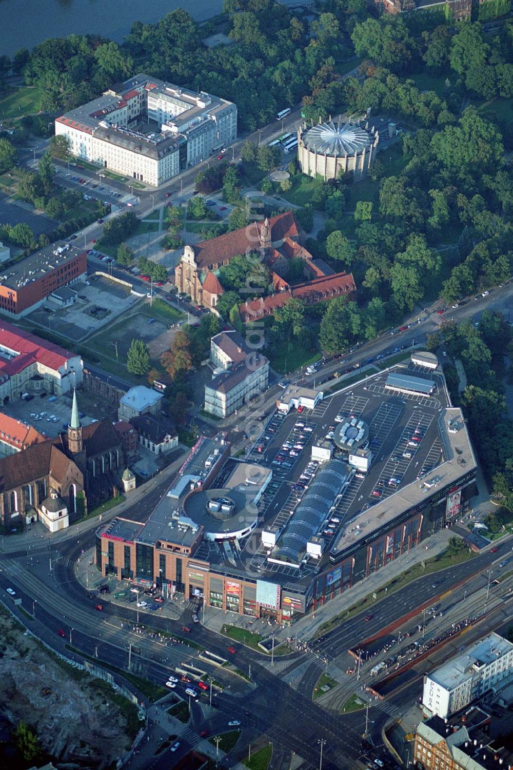 Wroclaw (Polen) from the bird's eye view: Blick auf die Galeria Dominikañska in Wroclaw, einem Shoppingcenter der ECE Projektmanagement G.m.b.H. & Co. KG. Das Geschäftshaus im Stadtzentrum wurde am 17. August 2001 eröffnet und beherbergt verschiedende Fachgeschäfte, einen Supermarkt, einen Fachmarkt für Unterhaltungselektronik, Serviceeinrichtungen, Restaurants und Cafés auf 3 Ebenen und ca. 32.500 qm. Galeria Dominikañska, Pl. Dominikanski 3, 50 -159 Wroclaw, Tel.: 0048-71-3449510, Fax: 0048-71-3449529