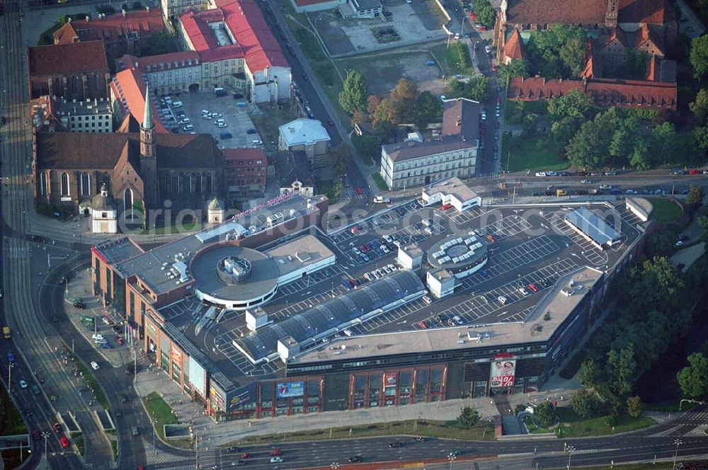 Aerial image Wroclaw (Polen) - Blick auf die Galeria Dominikañska in Wroclaw, einem Shoppingcenter der ECE Projektmanagement G.m.b.H. & Co. KG. Das Geschäftshaus im Stadtzentrum wurde am 17. August 2001 eröffnet und beherbergt verschiedende Fachgeschäfte, einen Supermarkt, einen Fachmarkt für Unterhaltungselektronik, Serviceeinrichtungen, Restaurants und Cafés auf 3 Ebenen und ca. 32.500 qm. Galeria Dominikañska, Pl. Dominikanski 3, 50 -159 Wroclaw, Tel.: 0048-71-3449510, Fax: 0048-71-3449529