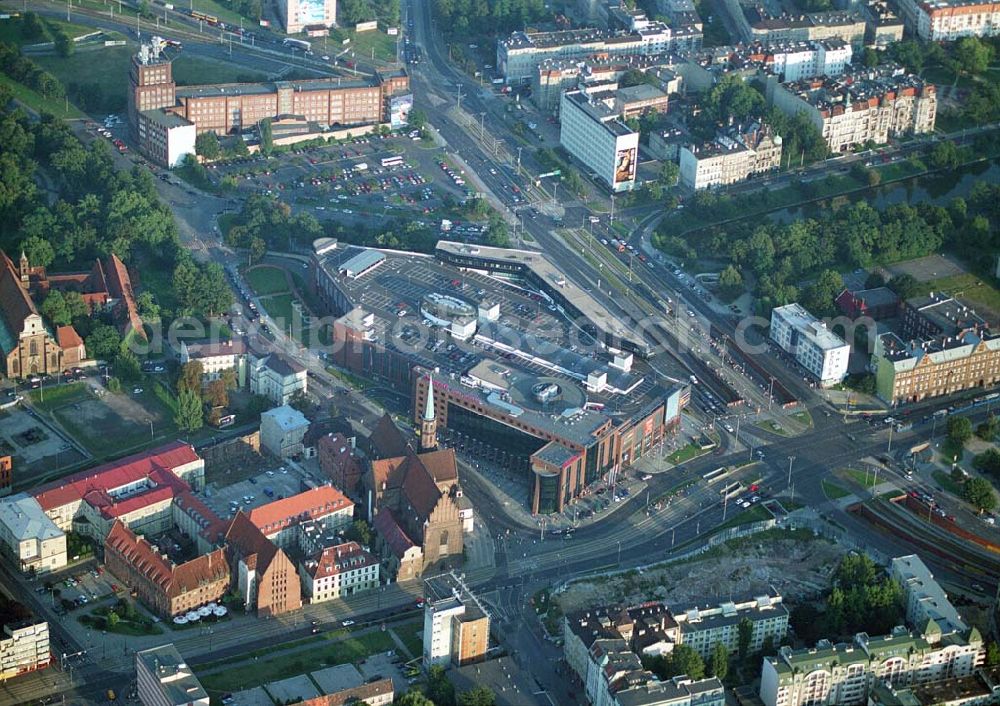 Aerial photograph Wroclaw (Polen) - Blick auf die Galeria Dominikañska in Wroclaw, einem Shoppingcenter der ECE Projektmanagement G.m.b.H. & Co. KG. Das Geschäftshaus im Stadtzentrum wurde am 17. August 2001 eröffnet und beherbergt verschiedende Fachgeschäfte, einen Supermarkt, einen Fachmarkt für Unterhaltungselektronik, Serviceeinrichtungen, Restaurants und Cafés auf 3 Ebenen und ca. 32.500 qm. Galeria Dominikañska, Pl. Dominikanski 3, 50 -159 Wroclaw, Tel.: 0048-71-3449510, Fax: 0048-71-3449529