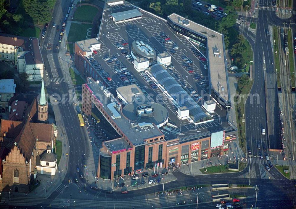 Wroclaw (Polen) from above - Blick auf die Galeria Dominikañska in Wroclaw, einem Shoppingcenter der ECE Projektmanagement G.m.b.H. & Co. KG. Das Geschäftshaus im Stadtzentrum wurde am 17. August 2001 eröffnet und beherbergt verschiedende Fachgeschäfte, einen Supermarkt, einen Fachmarkt für Unterhaltungselektronik, Serviceeinrichtungen, Restaurants und Cafés auf 3 Ebenen und ca. 32.500 qm. Galeria Dominikañska, Pl. Dominikanski 3, 50 -159 Wroclaw, Tel.: 0048-71-3449510, Fax: 0048-71-3449529