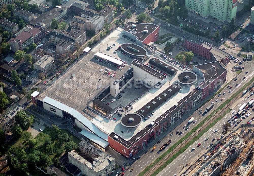 Lódz (Polen) from the bird's eye view: Blick auf die Galeria £ódzka in Lódz, einem Shoppingcenter der ECE Projektmanagement G.m.b.H. & Co. KG. Das Center liegt direkt im Stadtzentrum, im Areal von Polens bekanntester Shoppingmeile Piotrkowska. Auf 40.000 qm und 3 Ebenen befinden sich dort 160 Fachgeschäfte, ein Supermarkt, drei große Bekleidungshäuser, ein Fachmarkt für Unterhaltungselektronik, Restaurants und Cafés. Galeria £ódzka, Al. Pilsudskiego 15/23, 90-307 Lódz, Tel. 0048-42-639 1500, Fax. 0048-42-639 1520