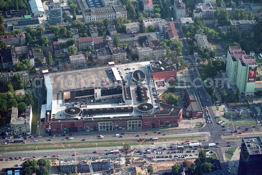 Aerial image Lódz (Polen) - Blick auf die Galeria £ódzka in Lódz, einem Shoppingcenter der ECE Projektmanagement G.m.b.H. & Co. KG. Das Center liegt direkt im Stadtzentrum, im Areal von Polens bekanntester Shoppingmeile Piotrkowska. Auf 40.000 qm und 3 Ebenen befinden sich dort 160 Fachgeschäfte, ein Supermarkt, drei große Bekleidungshäuser, ein Fachmarkt für Unterhaltungselektronik, Restaurants und Cafés. Galeria £ódzka, Al. Pilsudskiego 15/23, 90-307 Lódz, Tel. 0048-42-639 1500, Fax. 0048-42-639 1520