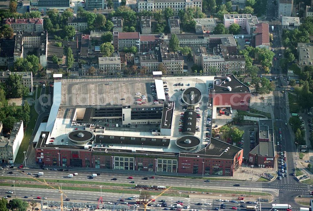 Aerial photograph Lódz (Polen) - Blick auf die Galeria £ódzka in Lódz, einem Shoppingcenter der ECE Projektmanagement G.m.b.H. & Co. KG. Das Center liegt direkt im Stadtzentrum, im Areal von Polens bekanntester Shoppingmeile Piotrkowska. Auf 40.000 qm und 3 Ebenen befinden sich dort 160 Fachgeschäfte, ein Supermarkt, drei große Bekleidungshäuser, ein Fachmarkt für Unterhaltungselektronik, Restaurants und Cafés. Galeria £ódzka, Al. Pilsudskiego 15/23, 90-307 Lódz, Tel. 0048-42-639 1500, Fax. 0048-42-639 1520