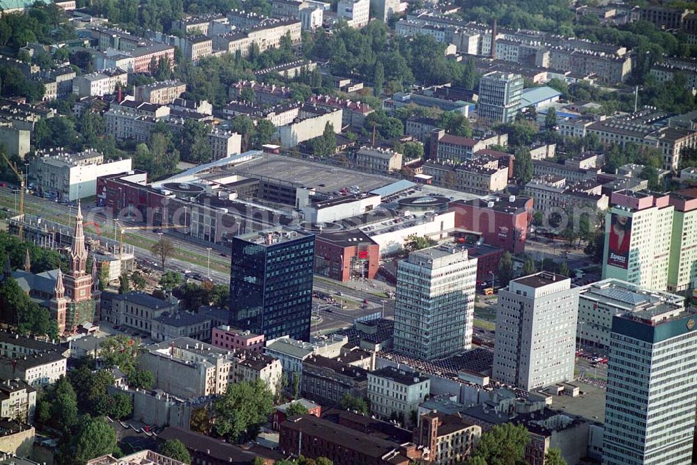 Lódz (Polen) from above - Blick auf die Galeria £ódzka in Lódz, einem Shoppingcenter der ECE Projektmanagement G.m.b.H. & Co. KG. Das Center liegt direkt im Stadtzentrum, im Areal von Polens bekanntester Shoppingmeile Piotrkowska. Auf 40.000 qm und 3 Ebenen befinden sich dort 160 Fachgeschäfte, ein Supermarkt, drei große Bekleidungshäuser, ein Fachmarkt für Unterhaltungselektronik, Restaurants und Cafés. Galeria £ódzka, Al. Pilsudskiego 15/23, 90-307 Lódz, Tel. 0048-42-639 1500, Fax. 0048-42-639 1520