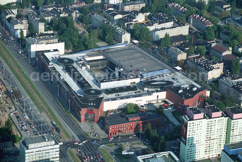 Lódz (Polen) from the bird's eye view: Blick auf die Galeria £ódzka in Lódz, einem Shoppingcenter der ECE Projektmanagement G.m.b.H. & Co. KG. Das Center liegt direkt im Stadtzentrum, im Areal von Polens bekanntester Shoppingmeile Piotrkowska. Auf 40.000 qm und 3 Ebenen befinden sich dort 160 Fachgeschäfte, ein Supermarkt, drei große Bekleidungshäuser, ein Fachmarkt für Unterhaltungselektronik, Restaurants und Cafés. Galeria £ódzka, Al. Pilsudskiego 15/23, 90-307 Lódz, Tel. 0048-42-639 1500, Fax. 0048-42-639 1520