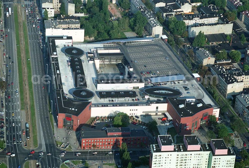 Aerial image Lódz (Polen) - Blick auf die Galeria £ódzka in Lódz, einem Shoppingcenter der ECE Projektmanagement G.m.b.H. & Co. KG. Das Center liegt direkt im Stadtzentrum, im Areal von Polens bekanntester Shoppingmeile Piotrkowska. Auf 40.000 qm und 3 Ebenen befinden sich dort 160 Fachgeschäfte, ein Supermarkt, drei große Bekleidungshäuser, ein Fachmarkt für Unterhaltungselektronik, Restaurants und Cafés. Galeria £ódzka, Al. Pilsudskiego 15/23, 90-307 Lódz, Tel. 0048-42-639 1500, Fax. 0048-42-639 1520