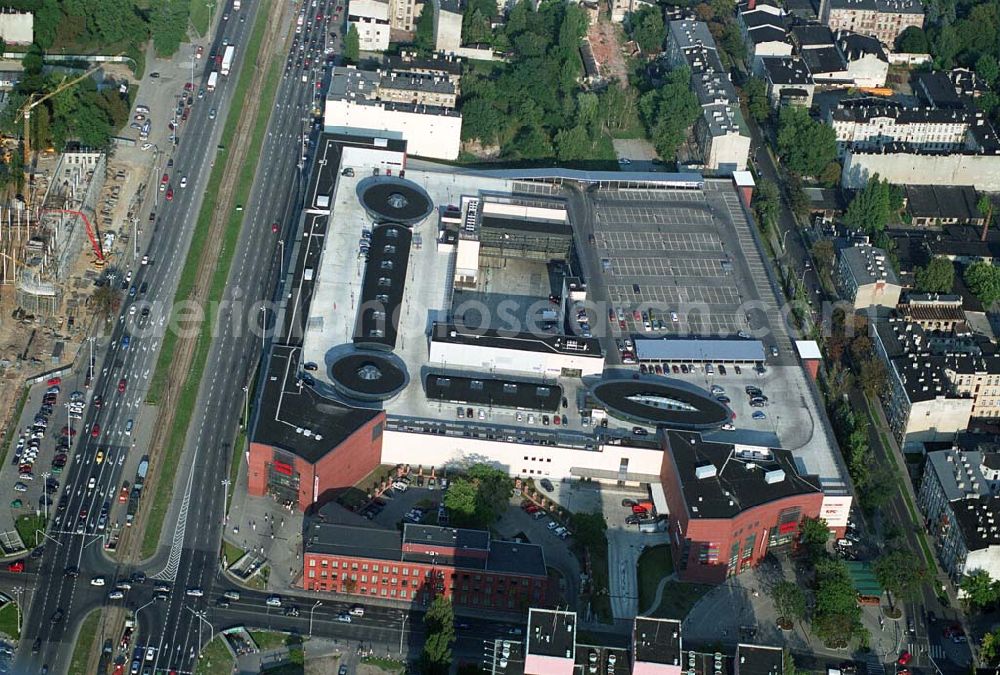 Aerial photograph Lódz (Polen) - Blick auf die Galeria £ódzka in Lódz, einem Shoppingcenter der ECE Projektmanagement G.m.b.H. & Co. KG. Das Center liegt direkt im Stadtzentrum, im Areal von Polens bekanntester Shoppingmeile Piotrkowska. Auf 40.000 qm und 3 Ebenen befinden sich dort 160 Fachgeschäfte, ein Supermarkt, drei große Bekleidungshäuser, ein Fachmarkt für Unterhaltungselektronik, Restaurants und Cafés. Galeria £ódzka, Al. Pilsudskiego 15/23, 90-307 Lódz, Tel. 0048-42-639 1500, Fax. 0048-42-639 1520