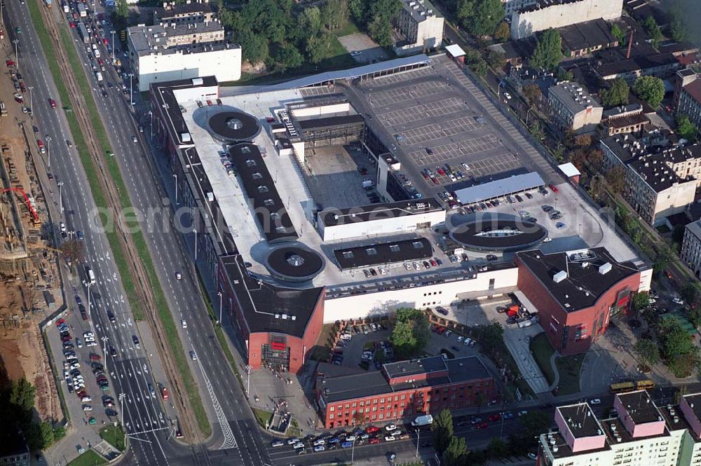 Lódz (Polen) from above - Blick auf die Galeria £ódzka in Lódz, einem Shoppingcenter der ECE Projektmanagement G.m.b.H. & Co. KG. Das Center liegt direkt im Stadtzentrum, im Areal von Polens bekanntester Shoppingmeile Piotrkowska. Auf 40.000 qm und 3 Ebenen befinden sich dort 160 Fachgeschäfte, ein Supermarkt, drei große Bekleidungshäuser, ein Fachmarkt für Unterhaltungselektronik, Restaurants und Cafés. Galeria £ódzka, Al. Pilsudskiego 15/23, 90-307 Lódz, Tel. 0048-42-639 1500, Fax. 0048-42-639 1520