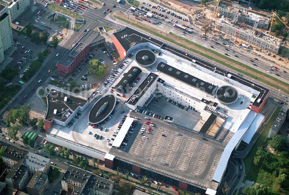 Aerial image Lódz (Polen) - Blick auf die Galeria £ódzka in Lódz, einem Shoppingcenter der ECE Projektmanagement G.m.b.H. & Co. KG. Das Center liegt direkt im Stadtzentrum, im Areal von Polens bekanntester Shoppingmeile Piotrkowska. Auf 40.000 qm und 3 Ebenen befinden sich dort 160 Fachgeschäfte, ein Supermarkt, drei große Bekleidungshäuser, ein Fachmarkt für Unterhaltungselektronik, Restaurants und Cafés. Galeria £ódzka, Al. Pilsudskiego 15/23, 90-307 Lódz, Tel. 0048-42-639 1500, Fax. 0048-42-639 1520