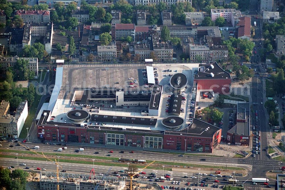 Aerial photograph Lódz (Polen) - Blick auf die Galeria £ódzka in Lódz, einem Shoppingcenter der ECE Projektmanagement G.m.b.H. & Co. KG. Das Center liegt direkt im Stadtzentrum, im Areal von Polens bekanntester Shoppingmeile Piotrkowska. Auf 40.000 qm und 3 Ebenen befinden sich dort 160 Fachgeschäfte, ein Supermarkt, drei große Bekleidungshäuser, ein Fachmarkt für Unterhaltungselektronik, Restaurants und Cafés. Galeria £ódzka, Al. Pilsudskiego 15/23, 90-307 Lódz, Tel. 0048-42-639 1500, Fax. 0048-42-639 1520