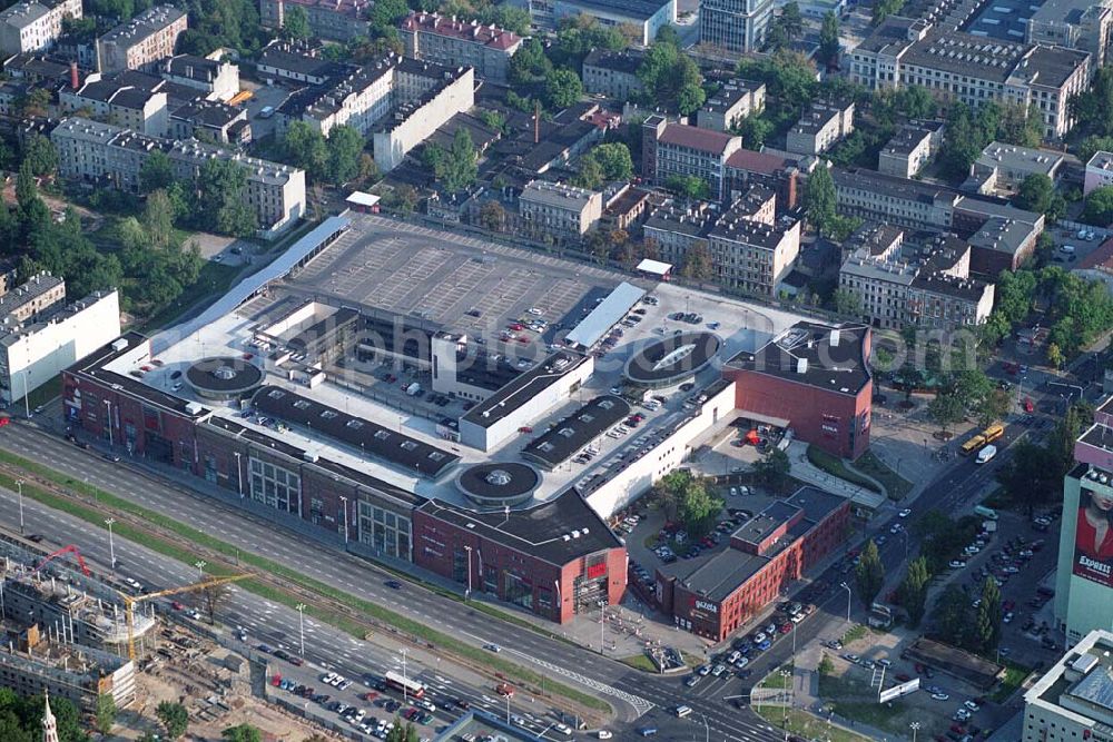 Lódz (Polen) from above - Blick auf die Galeria £ódzka in Lódz, einem Shoppingcenter der ECE Projektmanagement G.m.b.H. & Co. KG. Das Center liegt direkt im Stadtzentrum, im Areal von Polens bekanntester Shoppingmeile Piotrkowska. Auf 40.000 qm und 3 Ebenen befinden sich dort 160 Fachgeschäfte, ein Supermarkt, drei große Bekleidungshäuser, ein Fachmarkt für Unterhaltungselektronik, Restaurants und Cafés. Galeria £ódzka, Al. Pilsudskiego 15/23, 90-307 Lódz, Tel. 0048-42-639 1500, Fax. 0048-42-639 1520