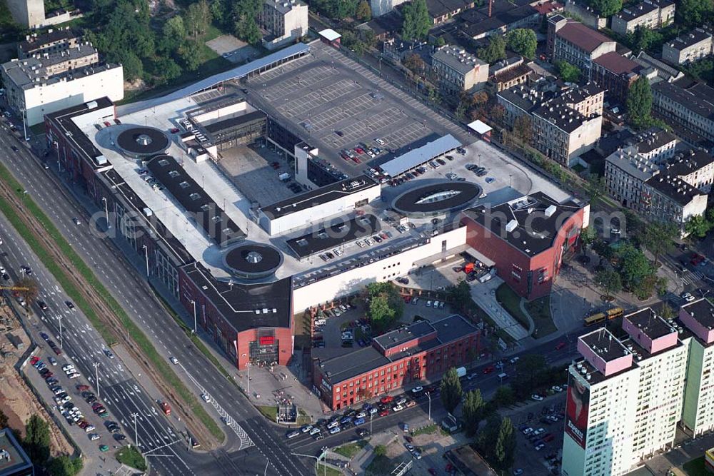 Aerial image Lódz (Polen) - Blick auf die Galeria £ódzka in Lódz, einem Shoppingcenter der ECE Projektmanagement G.m.b.H. & Co. KG. Das Center liegt direkt im Stadtzentrum, im Areal von Polens bekanntester Shoppingmeile Piotrkowska. Auf 40.000 qm und 3 Ebenen befinden sich dort 160 Fachgeschäfte, ein Supermarkt, drei große Bekleidungshäuser, ein Fachmarkt für Unterhaltungselektronik, Restaurants und Cafés. Galeria £ódzka, Al. Pilsudskiego 15/23, 90-307 Lódz, Tel. 0048-42-639 1500, Fax. 0048-42-639 1520