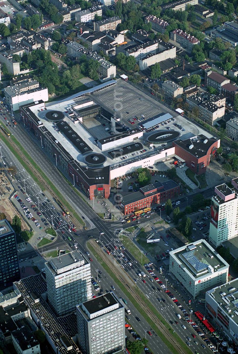 Aerial photograph Lódz (Polen) - Blick auf die Galeria £ódzka in Lódz, einem Shoppingcenter der ECE Projektmanagement G.m.b.H. & Co. KG. Das Center liegt direkt im Stadtzentrum, im Areal von Polens bekanntester Shoppingmeile Piotrkowska. Auf 40.000 qm und 3 Ebenen befinden sich dort 160 Fachgeschäfte, ein Supermarkt, drei große Bekleidungshäuser, ein Fachmarkt für Unterhaltungselektronik, Restaurants und Cafés. Galeria £ódzka, Al. Pilsudskiego 15/23, 90-307 Lódz, Tel. 0048-42-639 1500, Fax. 0048-42-639 1520