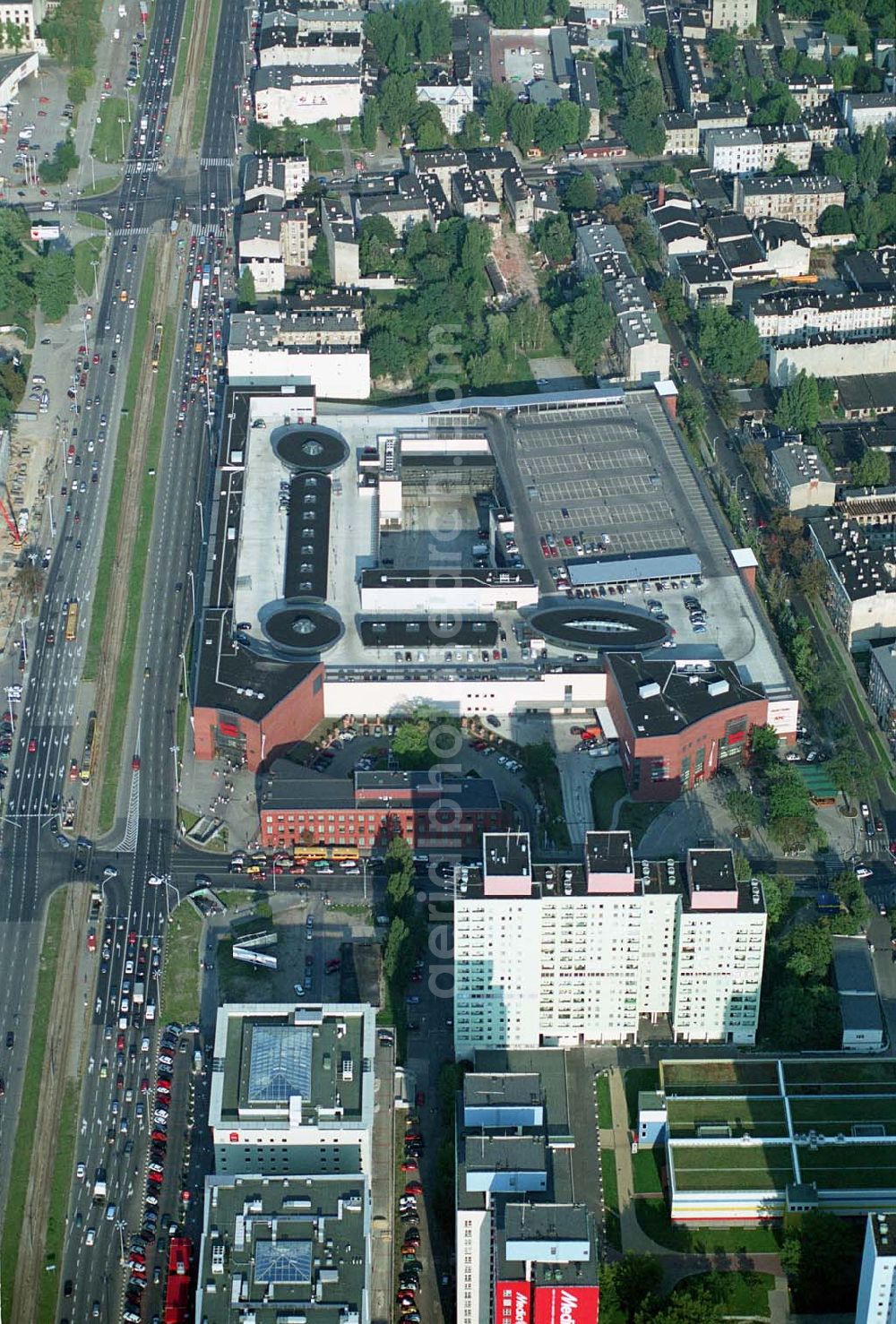 Lódz (Polen) from above - Blick auf die Galeria £ódzka in Lódz, einem Shoppingcenter der ECE Projektmanagement G.m.b.H. & Co. KG. Das Center liegt direkt im Stadtzentrum, im Areal von Polens bekanntester Shoppingmeile Piotrkowska. Auf 40.000 qm und 3 Ebenen befinden sich dort 160 Fachgeschäfte, ein Supermarkt, drei große Bekleidungshäuser, ein Fachmarkt für Unterhaltungselektronik, Restaurants und Cafés. Galeria £ódzka, Al. Pilsudskiego 15/23, 90-307 Lódz, Tel. 0048-42-639 1500, Fax. 0048-42-639 1520