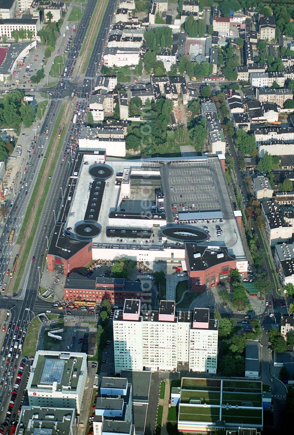 Lódz (Polen) from the bird's eye view: Blick auf die Galeria £ódzka in Lódz, einem Shoppingcenter der ECE Projektmanagement G.m.b.H. & Co. KG. Das Center liegt direkt im Stadtzentrum, im Areal von Polens bekanntester Shoppingmeile Piotrkowska. Auf 40.000 qm und 3 Ebenen befinden sich dort 160 Fachgeschäfte, ein Supermarkt, drei große Bekleidungshäuser, ein Fachmarkt für Unterhaltungselektronik, Restaurants und Cafés. Galeria £ódzka, Al. Pilsudskiego 15/23, 90-307 Lódz, Tel. 0048-42-639 1500, Fax. 0048-42-639 1520