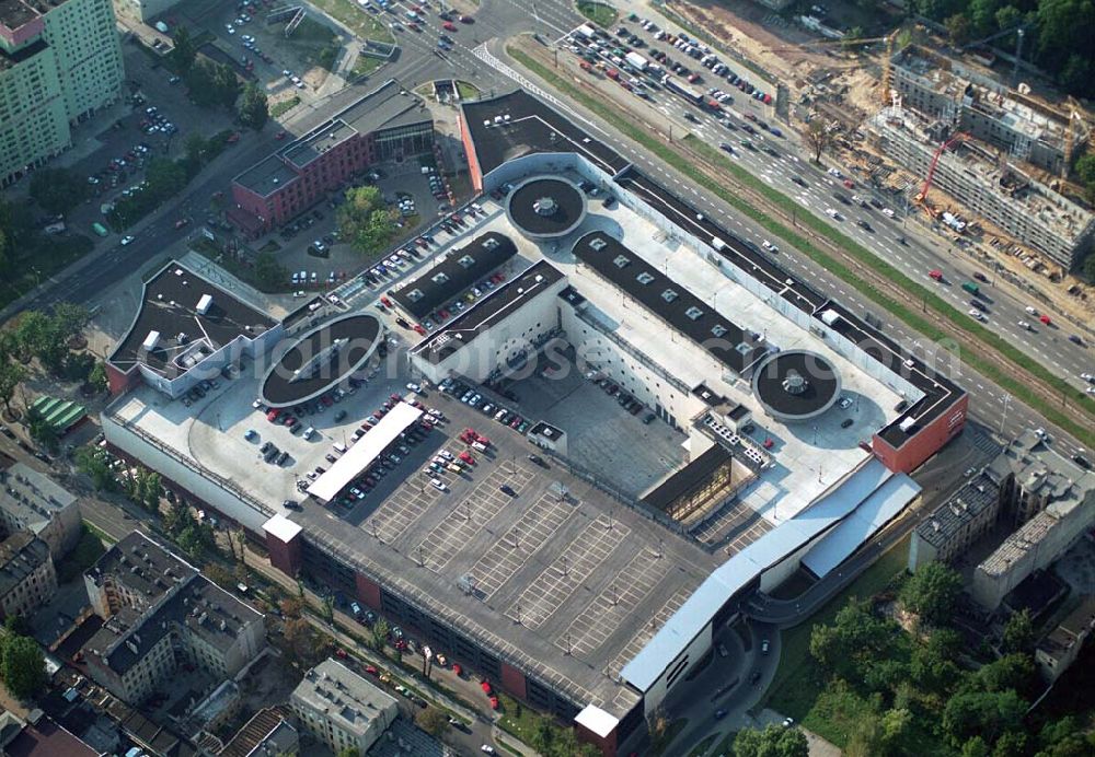 Aerial image Lódz (Polen) - Blick auf die Galeria £ódzka in Lódz, einem Shoppingcenter der ECE Projektmanagement G.m.b.H. & Co. KG. Das Center liegt direkt im Stadtzentrum, im Areal von Polens bekanntester Shoppingmeile Piotrkowska. Auf 40.000 qm und 3 Ebenen befinden sich dort 160 Fachgeschäfte, ein Supermarkt, drei große Bekleidungshäuser, ein Fachmarkt für Unterhaltungselektronik, Restaurants und Cafés. Galeria £ódzka, Al. Pilsudskiego 15/23, 90-307 Lódz, Tel. 0048-42-639 1500, Fax. 0048-42-639 1520