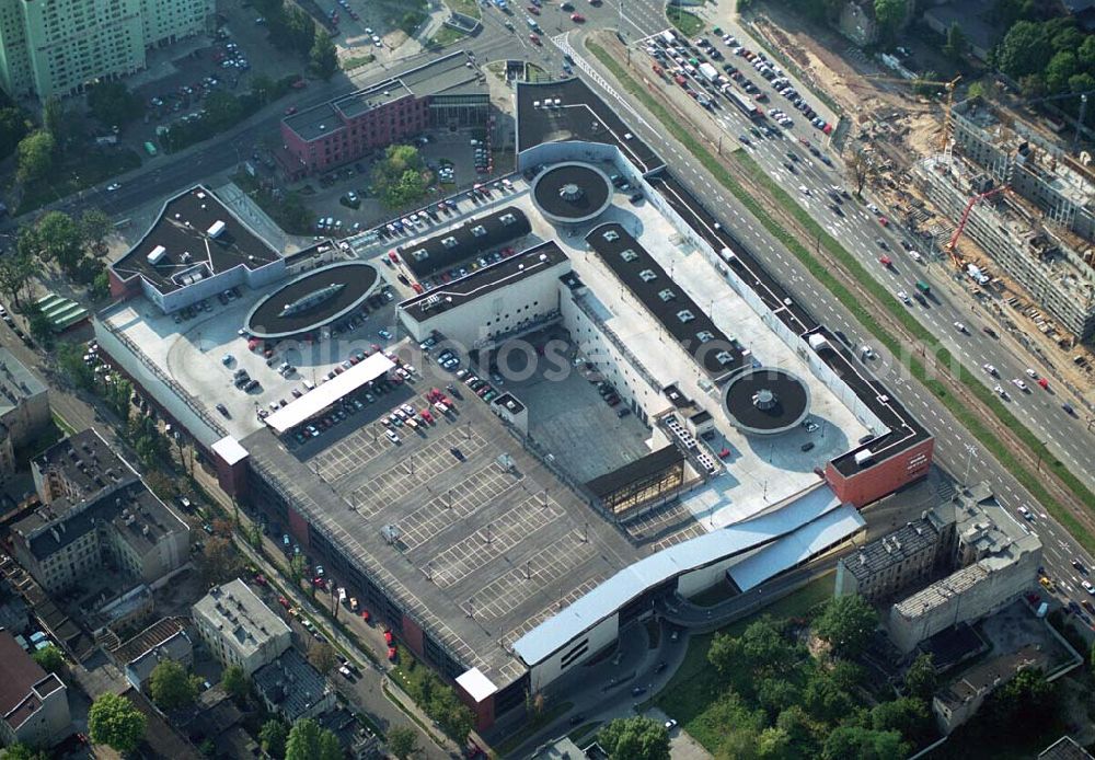 Aerial photograph Lódz (Polen) - Blick auf die Galeria £ódzka in Lódz, einem Shoppingcenter der ECE Projektmanagement G.m.b.H. & Co. KG. Das Center liegt direkt im Stadtzentrum, im Areal von Polens bekanntester Shoppingmeile Piotrkowska. Auf 40.000 qm und 3 Ebenen befinden sich dort 160 Fachgeschäfte, ein Supermarkt, drei große Bekleidungshäuser, ein Fachmarkt für Unterhaltungselektronik, Restaurants und Cafés. Galeria £ódzka, Al. Pilsudskiego 15/23, 90-307 Lódz, Tel. 0048-42-639 1500, Fax. 0048-42-639 1520