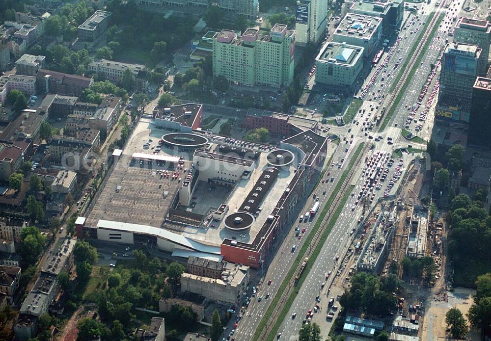 Lódz (Polen) from above - Blick auf die Galeria £ódzka in Lódz, einem Shoppingcenter der ECE Projektmanagement G.m.b.H. & Co. KG. Das Center liegt direkt im Stadtzentrum, im Areal von Polens bekanntester Shoppingmeile Piotrkowska. Auf 40.000 qm und 3 Ebenen befinden sich dort 160 Fachgeschäfte, ein Supermarkt, drei große Bekleidungshäuser, ein Fachmarkt für Unterhaltungselektronik, Restaurants und Cafés. Galeria £ódzka, Al. Pilsudskiego 15/23, 90-307 Lódz, Tel. 0048-42-639 1500, Fax. 0048-42-639 1520