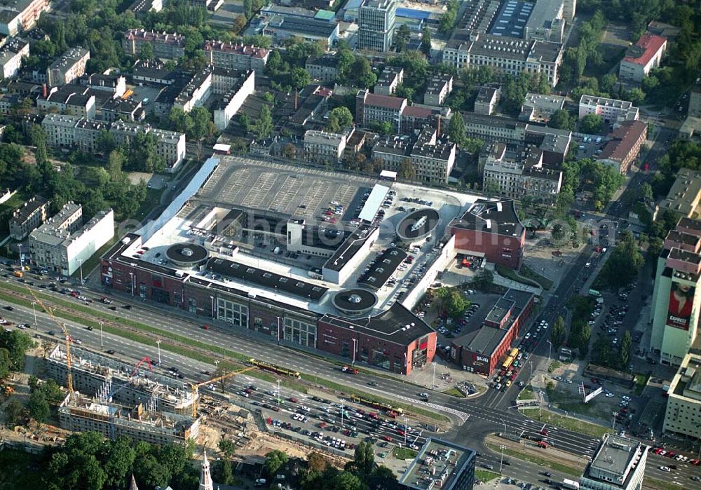 Lódz (Polen) from the bird's eye view: Blick auf die Galeria £ódzka in Lódz, einem Shoppingcenter der ECE Projektmanagement G.m.b.H. & Co. KG. Das Center liegt direkt im Stadtzentrum, im Areal von Polens bekanntester Shoppingmeile Piotrkowska. Auf 40.000 qm und 3 Ebenen befinden sich dort 160 Fachgeschäfte, ein Supermarkt, drei große Bekleidungshäuser, ein Fachmarkt für Unterhaltungselektronik, Restaurants und Cafés. Galeria £ódzka, Al. Pilsudskiego 15/23, 90-307 Lódz, Tel. 0048-42-639 1500, Fax. 0048-42-639 1520