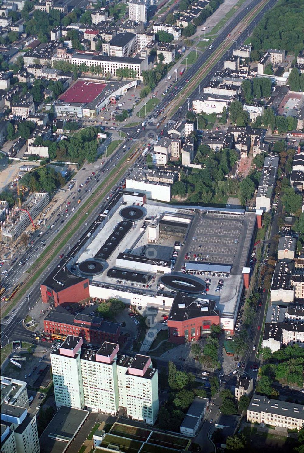 Aerial image Lódz (Polen) - Blick auf die Galeria £ódzka in Lódz, einem Shoppingcenter der ECE Projektmanagement G.m.b.H. & Co. KG. Das Center liegt direkt im Stadtzentrum, im Areal von Polens bekanntester Shoppingmeile Piotrkowska. Auf 40.000 qm und 3 Ebenen befinden sich dort 160 Fachgeschäfte, ein Supermarkt, drei große Bekleidungshäuser, ein Fachmarkt für Unterhaltungselektronik, Restaurants und Cafés. Galeria £ódzka, Al. Pilsudskiego 15/23, 90-307 Lódz, Tel. 0048-42-639 1500, Fax. 0048-42-639 1520