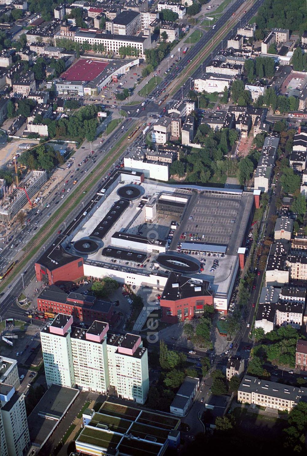 Aerial photograph Lódz (Polen) - Blick auf die Galeria £ódzka in Lódz, einem Shoppingcenter der ECE Projektmanagement G.m.b.H. & Co. KG. Das Center liegt direkt im Stadtzentrum, im Areal von Polens bekanntester Shoppingmeile Piotrkowska. Auf 40.000 qm und 3 Ebenen befinden sich dort 160 Fachgeschäfte, ein Supermarkt, drei große Bekleidungshäuser, ein Fachmarkt für Unterhaltungselektronik, Restaurants und Cafés. Galeria £ódzka, Al. Pilsudskiego 15/23, 90-307 Lódz, Tel. 0048-42-639 1500, Fax. 0048-42-639 1520