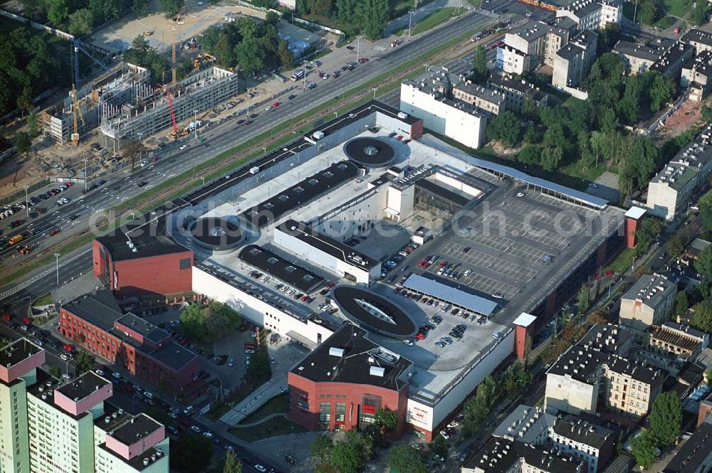 Lódz (Polen) from above - Blick auf die Galeria £ódzka in Lódz, einem Shoppingcenter der ECE Projektmanagement G.m.b.H. & Co. KG. Das Center liegt direkt im Stadtzentrum, im Areal von Polens bekanntester Shoppingmeile Piotrkowska. Auf 40.000 qm und 3 Ebenen befinden sich dort 160 Fachgeschäfte, ein Supermarkt, drei große Bekleidungshäuser, ein Fachmarkt für Unterhaltungselektronik, Restaurants und Cafés. Galeria £ódzka, Al. Pilsudskiego 15/23, 90-307 Lódz, Tel. 0048-42-639 1500, Fax. 0048-42-639 1520