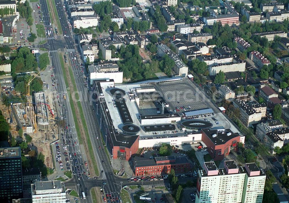 Lódz (Polen) from the bird's eye view: Blick auf die Galeria £ódzka in Lódz, einem Shoppingcenter der ECE Projektmanagement G.m.b.H. & Co. KG. Das Center liegt direkt im Stadtzentrum, im Areal von Polens bekanntester Shoppingmeile Piotrkowska. Auf 40.000 qm und 3 Ebenen befinden sich dort 160 Fachgeschäfte, ein Supermarkt, drei große Bekleidungshäuser, ein Fachmarkt für Unterhaltungselektronik, Restaurants und Cafés. Galeria £ódzka, Al. Pilsudskiego 15/23, 90-307 Lódz, Tel. 0048-42-639 1500, Fax. 0048-42-639 1520