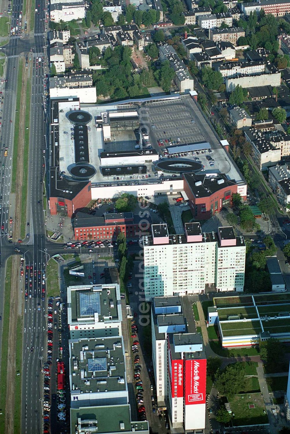 Aerial image Lódz (Polen) - Blick auf die Galeria £ódzka in Lódz, einem Shoppingcenter der ECE Projektmanagement G.m.b.H. & Co. KG. Das Center liegt direkt im Stadtzentrum, im Areal von Polens bekanntester Shoppingmeile Piotrkowska. Auf 40.000 qm und 3 Ebenen befinden sich dort 160 Fachgeschäfte, ein Supermarkt, drei große Bekleidungshäuser, ein Fachmarkt für Unterhaltungselektronik, Restaurants und Cafés. Galeria £ódzka, Al. Pilsudskiego 15/23, 90-307 Lódz, Tel. 0048-42-639 1500, Fax. 0048-42-639 1520