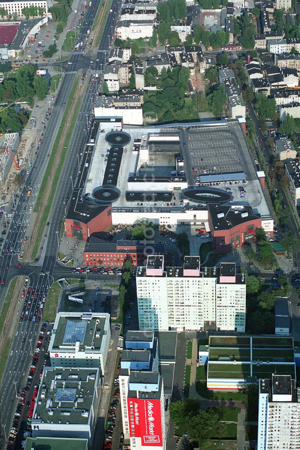 Aerial photograph Lódz (Polen) - Blick auf die Galeria £ódzka in Lódz, einem Shoppingcenter der ECE Projektmanagement G.m.b.H. & Co. KG. Das Center liegt direkt im Stadtzentrum, im Areal von Polens bekanntester Shoppingmeile Piotrkowska. Auf 40.000 qm und 3 Ebenen befinden sich dort 160 Fachgeschäfte, ein Supermarkt, drei große Bekleidungshäuser, ein Fachmarkt für Unterhaltungselektronik, Restaurants und Cafés. Galeria £ódzka, Al. Pilsudskiego 15/23, 90-307 Lódz, Tel. 0048-42-639 1500, Fax. 0048-42-639 1520