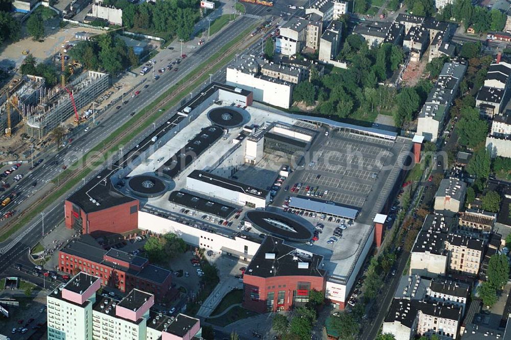 Lódz (Polen) from above - Blick auf die Galeria £ódzka in Lódz, einem Shoppingcenter der ECE Projektmanagement G.m.b.H. & Co. KG. Das Center liegt direkt im Stadtzentrum, im Areal von Polens bekanntester Shoppingmeile Piotrkowska. Auf 40.000 qm und 3 Ebenen befinden sich dort 160 Fachgeschäfte, ein Supermarkt, drei große Bekleidungshäuser, ein Fachmarkt für Unterhaltungselektronik, Restaurants und Cafés. Galeria £ódzka, Al. Pilsudskiego 15/23, 90-307 Lódz, Tel. 0048-42-639 1500, Fax. 0048-42-639 1520