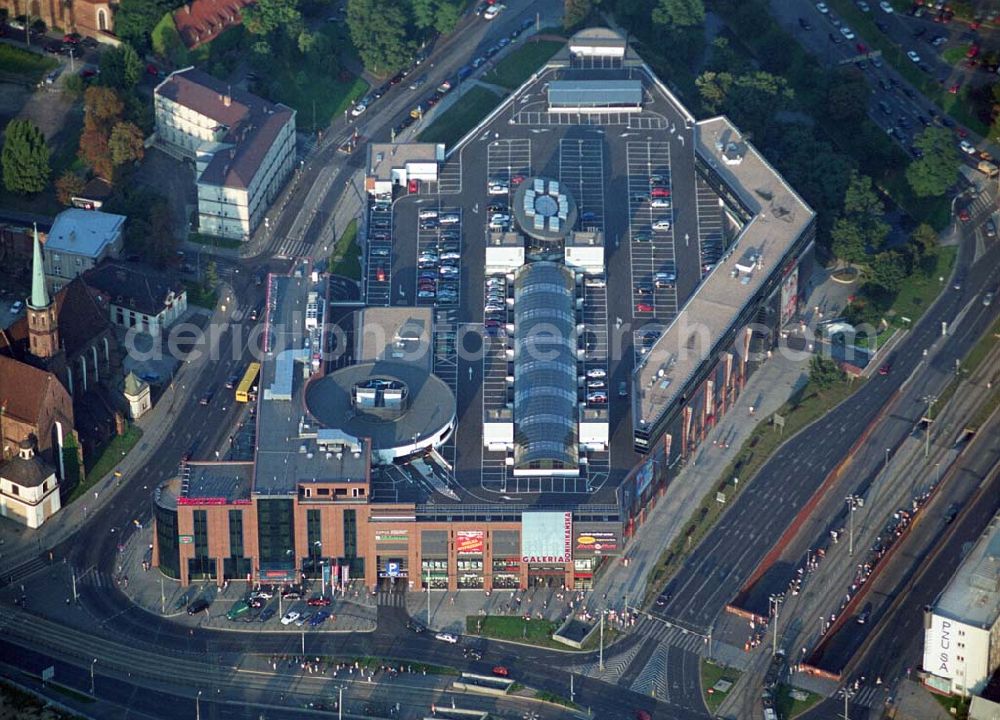 Aerial image Wroclaw (Polen) - Blick auf die Galeria Dominikañska in Wroclaw, einem Shoppingcenter der ECE Projektmanagement G.m.b.H. & Co. KG. Das Geschäftshaus im Stadtzentrum wurde am 17. August 2001 eröffnet und beherbergt verschiedende Fachgeschäfte, einen Supermarkt, einen Fachmarkt für Unterhaltungselektronik, Serviceeinrichtungen, Restaurants und Cafés auf 3 Ebenen und ca. 32.500 qm. Galeria Dominikañska, Pl. Dominikanski 3, 50 -159 Wroclaw, Tel.: 0048-71-3449510, Fax: 0048-71-3449529