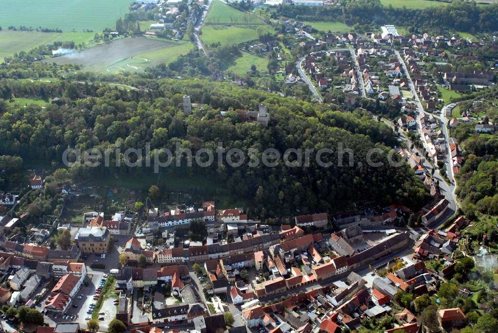 Eckartsberga from the bird's eye view: Blick auf die Eckartsburg und den Ort Eckartsberga. Eckartsberga liegt an der Finne, einem Bergrücken. Die Geschichte des Ortes ist untrennbar mit dem Bau der Burg verbunden, die vermutlich Ende des 10. Jahrhunderts entstanden ist.