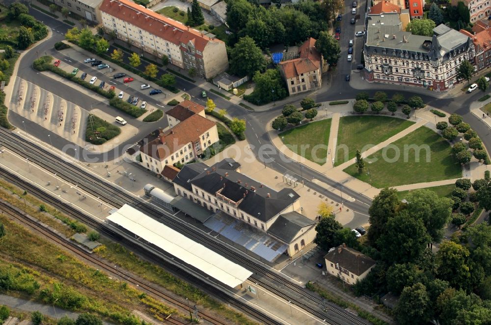 Aerial photograph Mühlhausen - Corner house at Bahnhofsplatz with station in Muehlhausen in Thuringia