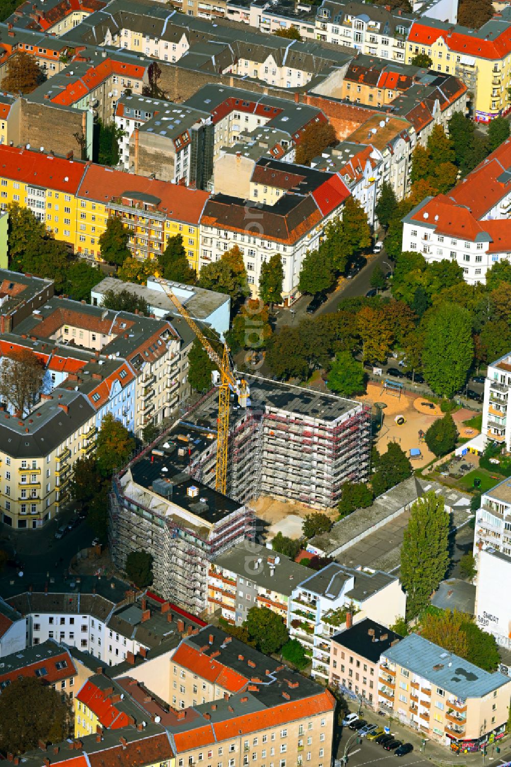 Aerial photograph Berlin - Construction site for the new residential and commercial Corner house - building Braunschweiger Strasse - Niemetzstrasse in the district Neukoelln in Berlin, Germany