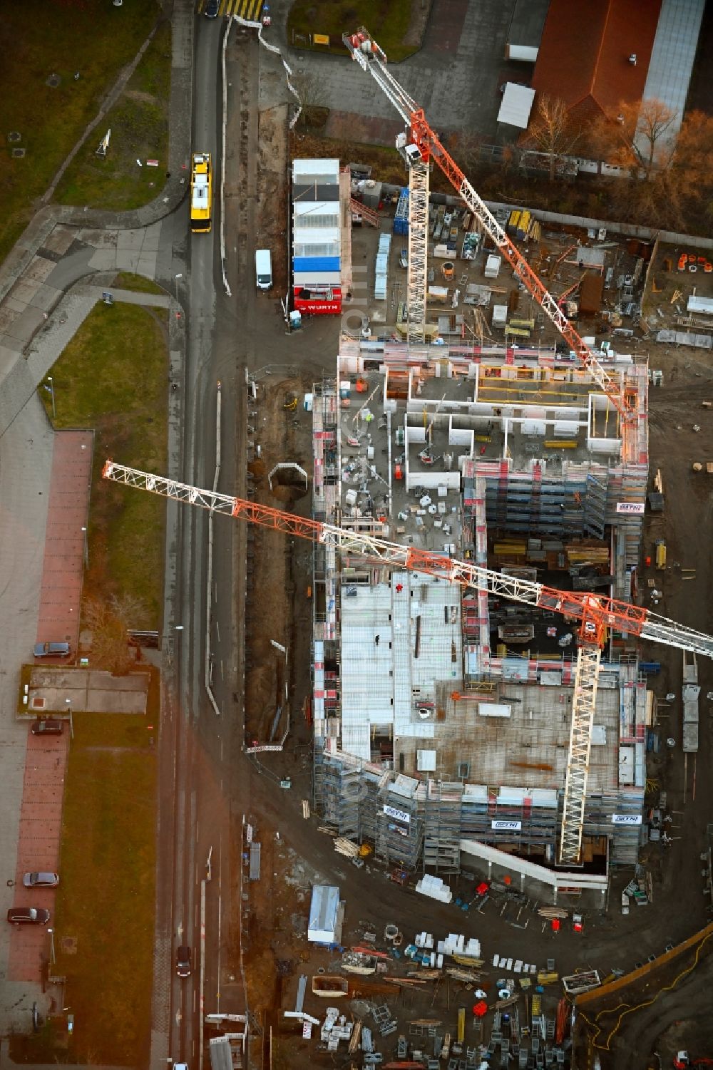 Aerial photograph Berlin - Construction site for the new residential and commercial Corner house - building on Marzahner Chaussee Ecke Allee of Kosmonauten in the district Marzahn in Berlin, Germany
