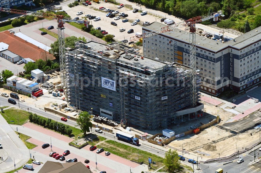 Berlin from the bird's eye view: Construction site for the new residential and commercial Corner house - building on Marzahner Chaussee Ecke Allee of Kosmonauten in the district Marzahn in Berlin, Germany