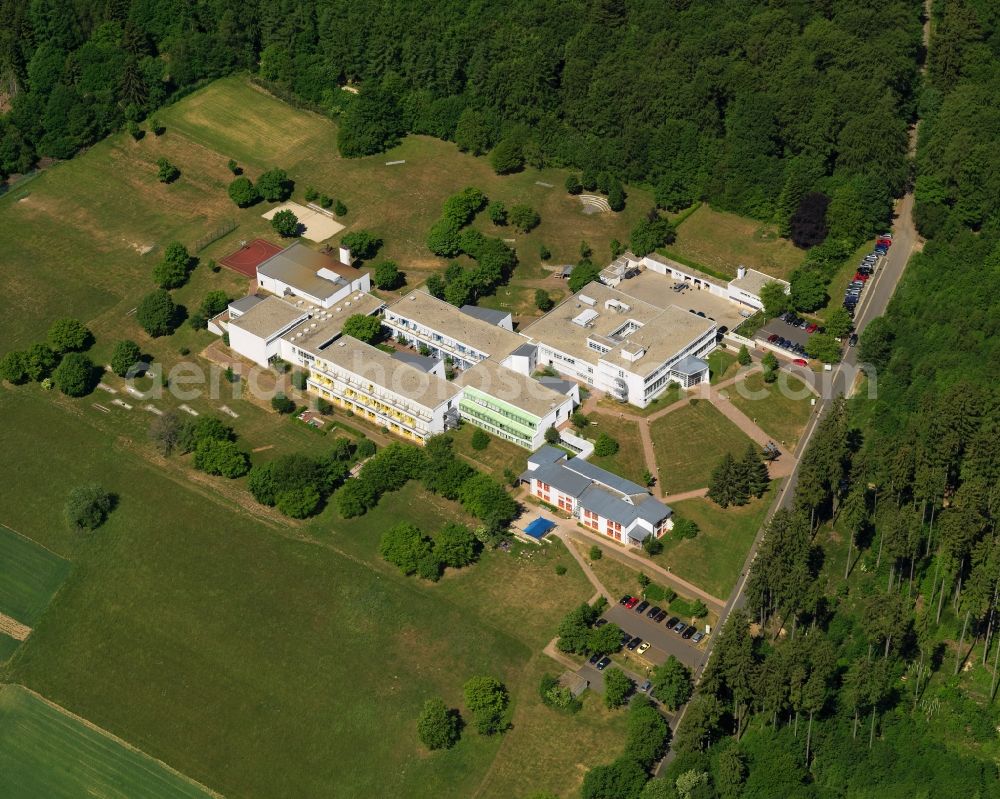 Aerial photograph Bruchweiler - Edelsteinklinik rehab centre in the state of Rhineland-Palatinate. The borough and municipiality is an official spa resort and located in the county district of Birkenfeld, in the Hunsrueck region. It is surrounded by agricultural land, meadows and forest. A clinic for youth and children rehab is located outside the core of the village