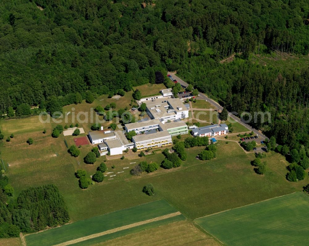 Bruchweiler from the bird's eye view: Edelsteinklinik rehab centre in the state of Rhineland-Palatinate. The borough and municipiality is an official spa resort and located in the county district of Birkenfeld, in the Hunsrueck region. It is surrounded by agricultural land, meadows and forest. A clinic for youth and children rehab is located outside the core of the village