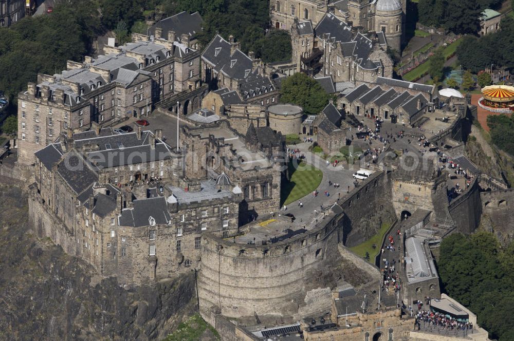 Edinburgh from the bird's eye view: Blick auf das Schloss Edinburgh Castle. Hier werden die schottischen Kronjuwelen aufbewahrt. View of Edinburgh Castle. In the castle the Scottish Crown are kept.