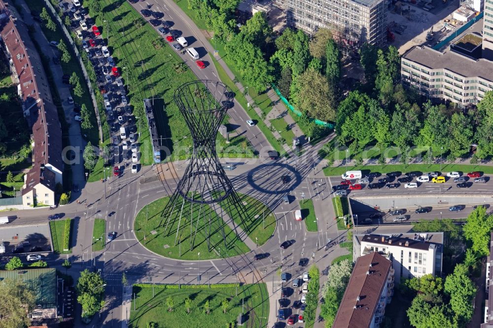 Aerial photograph München - Traffic management and lanes of the road layout at Effnerplatz in Munich Bogenhausen in Bavaria. In the busy square in the Arabella Park lead Richard Strauss Street, Buelowstrasse Effnerstrasse, the Isarring runs in the tunnel Effnertunnel. The tracks of the tram pass under the sculpture Mae West by Rita McBride