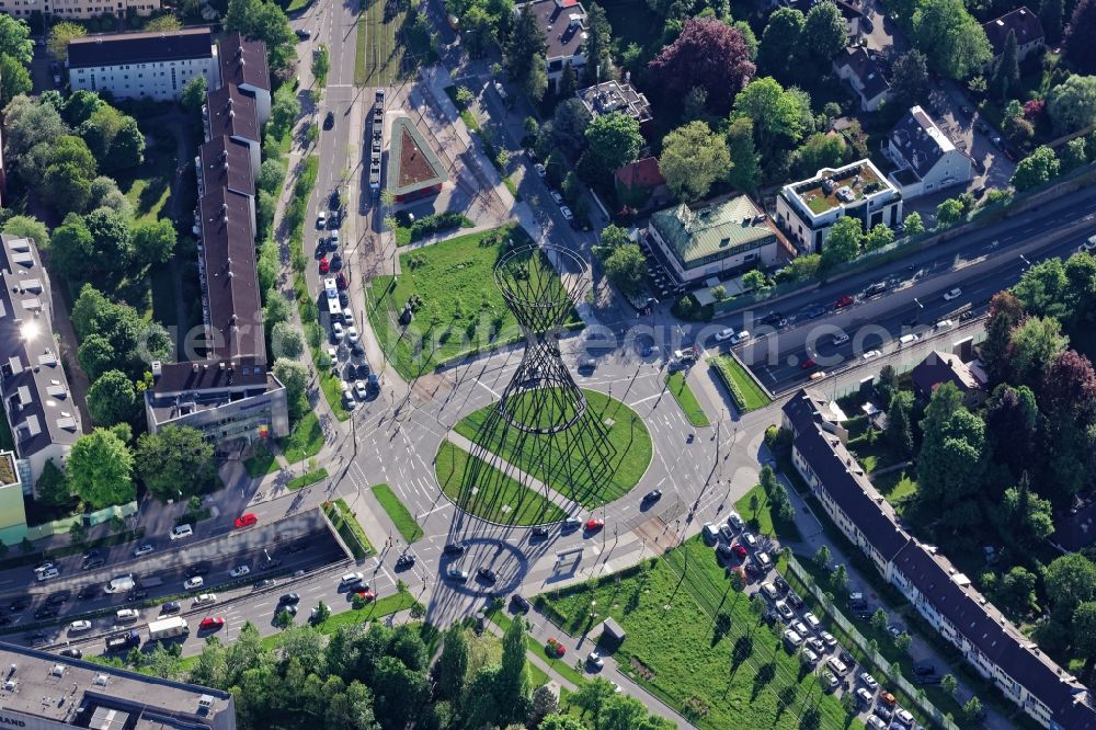 Aerial image München - Traffic management and lanes of the road layout at Effnerplatz in Munich Bogenhausen in Bavaria. In the busy square in the Arabella Park lead Richard Strauss Street, Buelowstrasse Effnerstrasse, the Isarring runs in the tunnel Effnertunnel. The tracks of the tram pass under the sculpture Mae West by Rita McBride