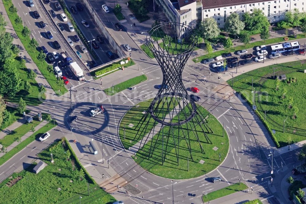 Aerial photograph München - Traffic management and lanes of the road layout at Effnerplatz in Munich Bogenhausen in Bavaria. In the busy square in the Arabella Park lead Richard Strauss Street, Buelowstrasse Effnerstrasse, the Isarring runs in the tunnel Effnertunnel. The tracks of the tram pass under the sculpture Mae West by Rita McBride