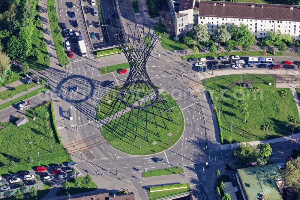 München from the bird's eye view: Traffic management and lanes of the road layout at Effnerplatz in Munich Bogenhausen in Bavaria. In the busy square in the Arabella Park lead Richard Strauss Street, Buelowstrasse Effnerstrasse, the Isarring runs in the tunnel Effnertunnel. The tracks of the tram pass under the sculpture Mae West by Rita McBride